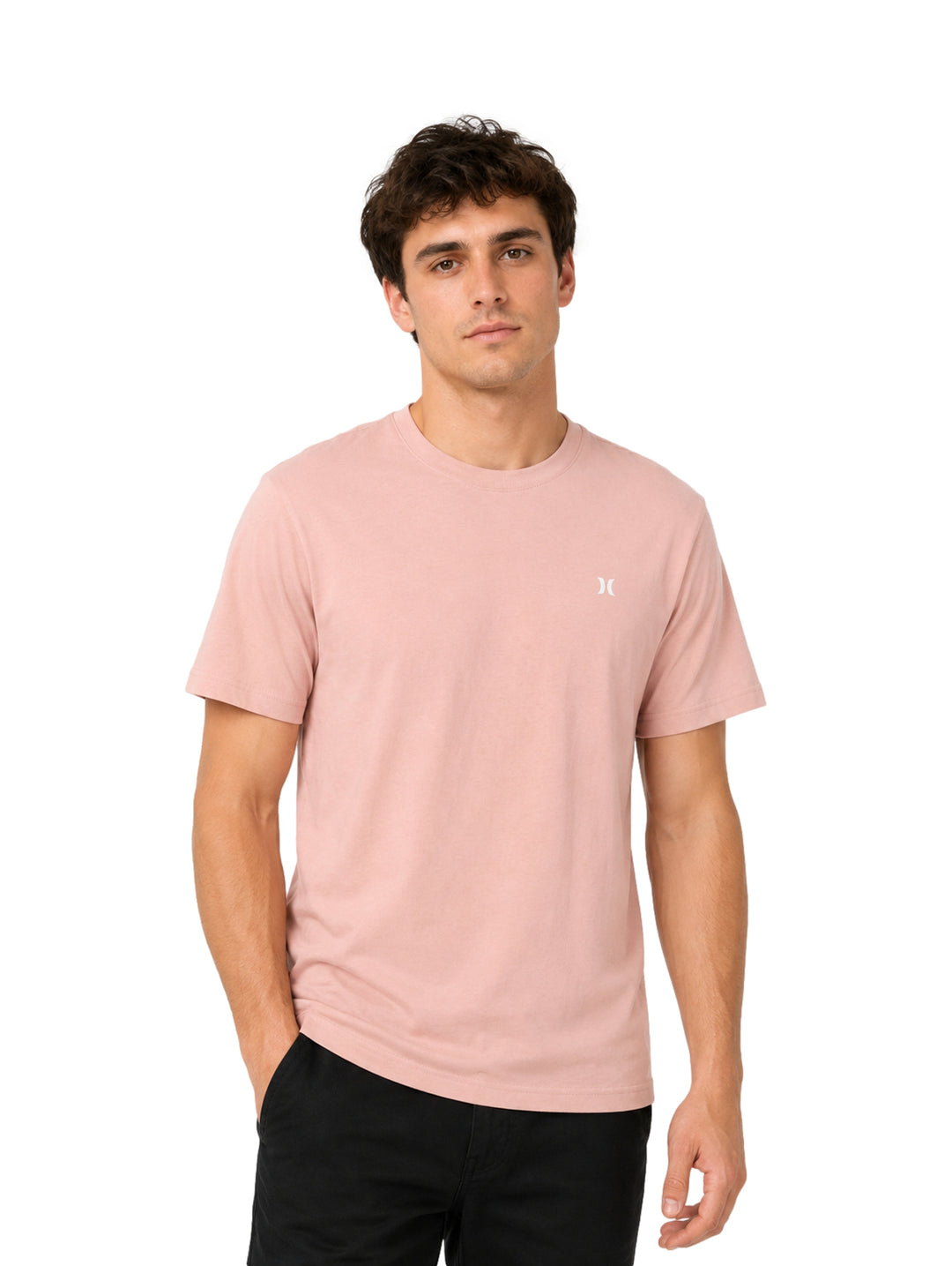 Hombre vistiendo playera Hurley color Beach Clay de manga corta y cuello redondo.