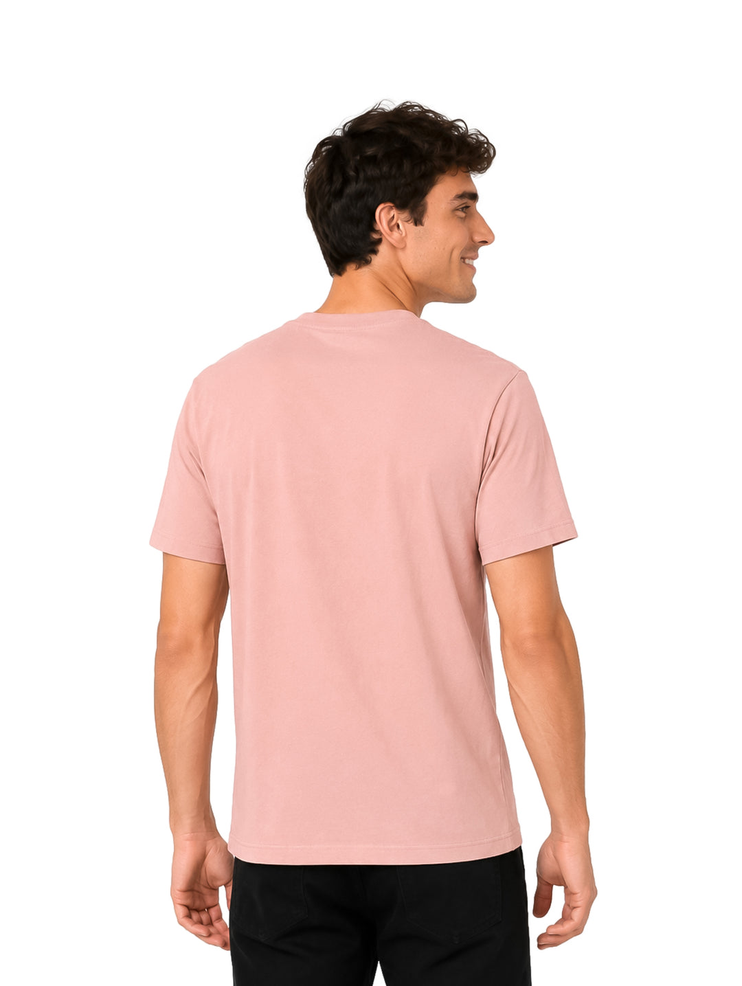 Hombre vistiendo playera Hurley color Beach Clay de manga corta y cuello redondo.
