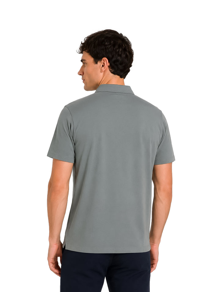 Hombre vistiendo una playera polo Hurley color gris oxford de manga corta.