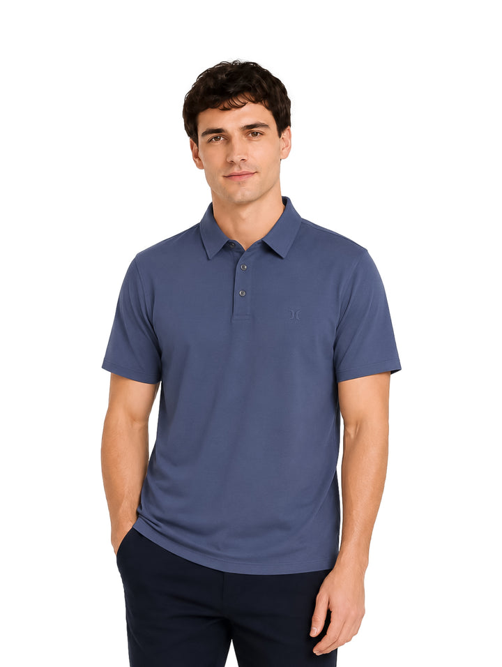 Hombre vistiendo playera polo Hurley color azul difuso con cuello y manga corta.