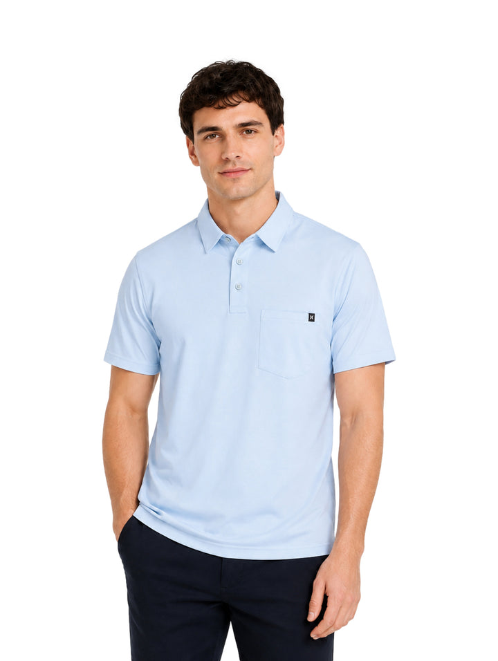 Hombre vistiendo una playera polo Hurley color azul claro con bolsillo en el pecho.