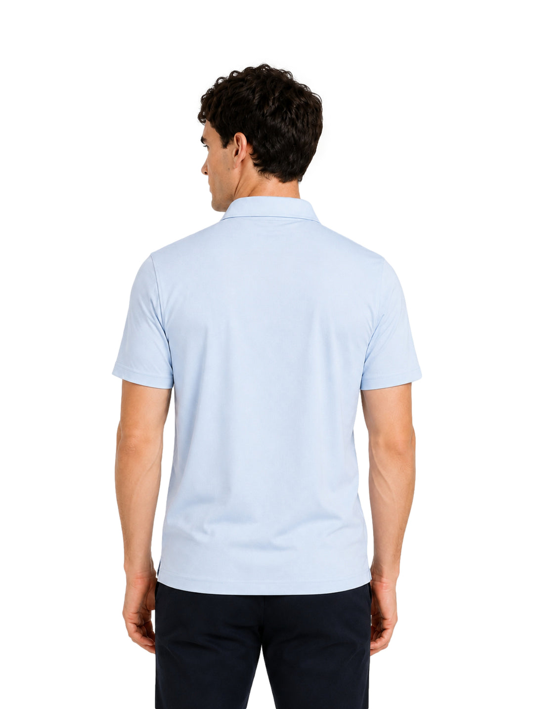Hombre vistiendo una playera polo Hurley color azul claro con bolsillo en el pecho.