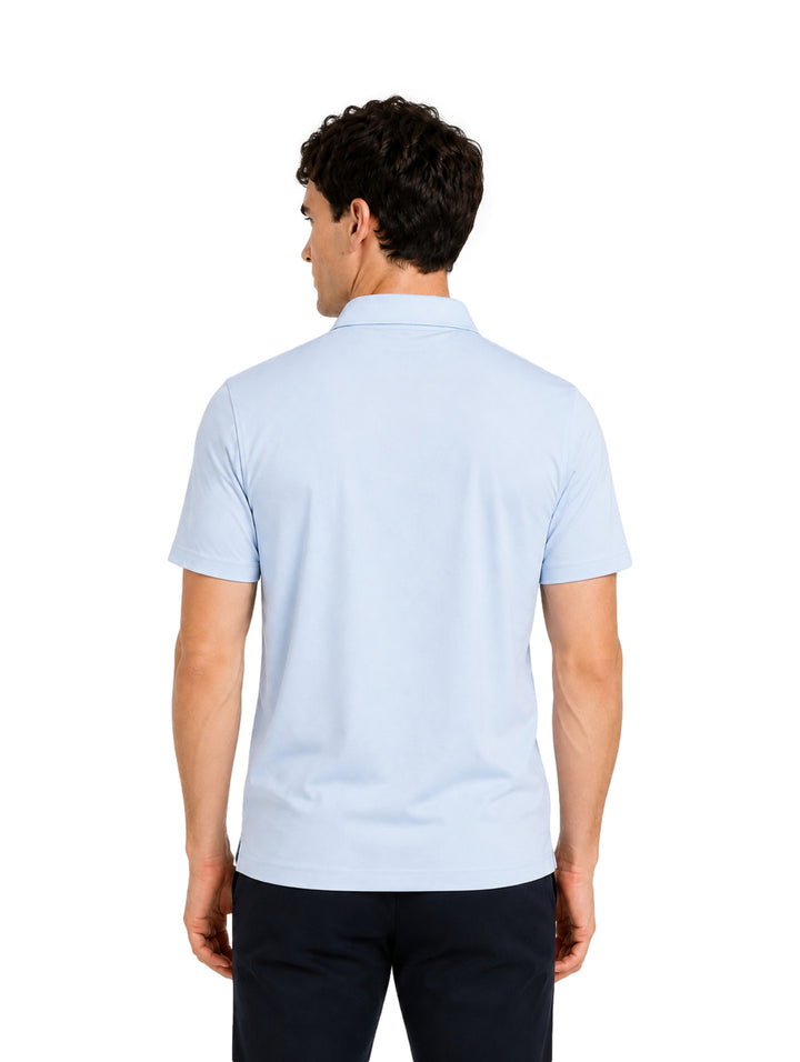 Hombre vistiendo una playera polo Hurley color azul claro con bolsillo en el pecho.