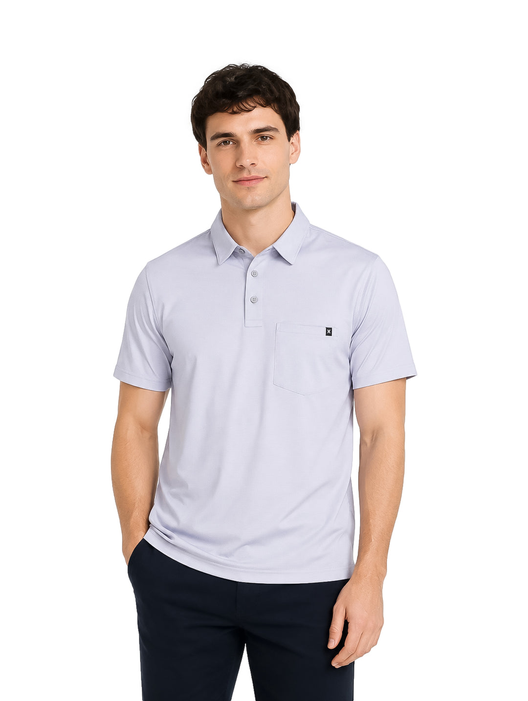 Hombre vistiendo playera polo Hurley color Light Asteroid con cuello y bolsillo frontal.