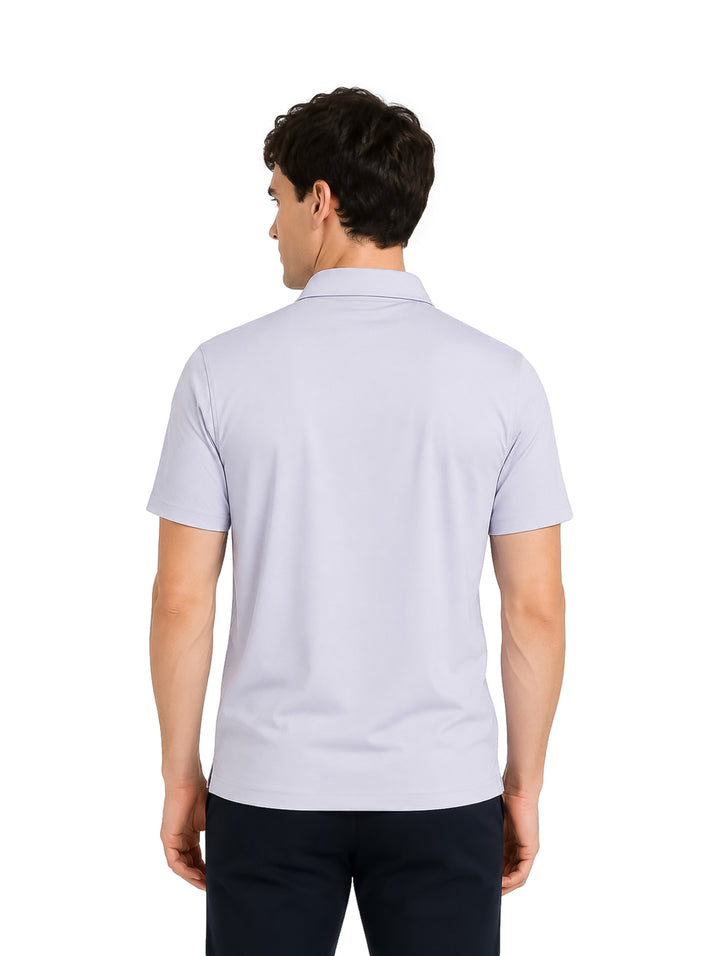 Hombre vistiendo playera polo Hurley color Light Asteroid con cuello y bolsillo frontal.