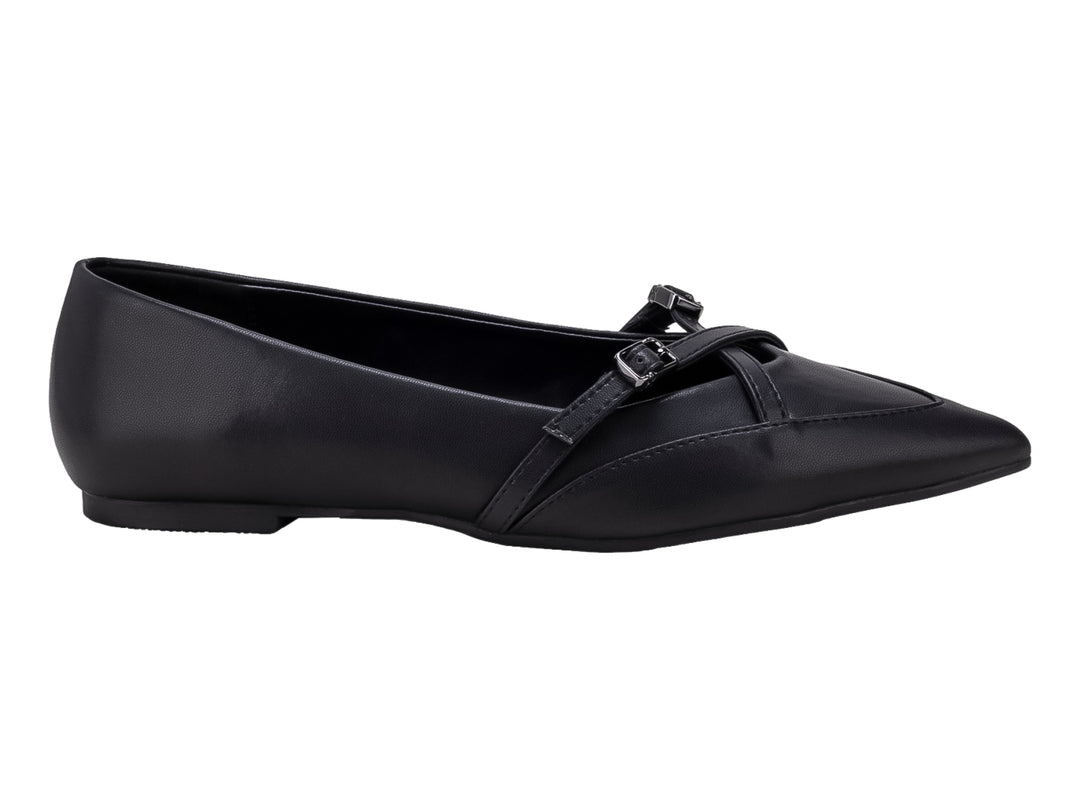 Zapato plano tipo ballerina color negro con detalle de hebilla decorativa en la parte superior.