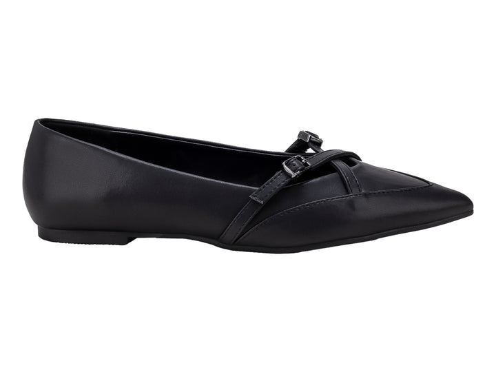 Zapato plano tipo ballerina color negro con detalle de hebilla decorativa en la parte superior.