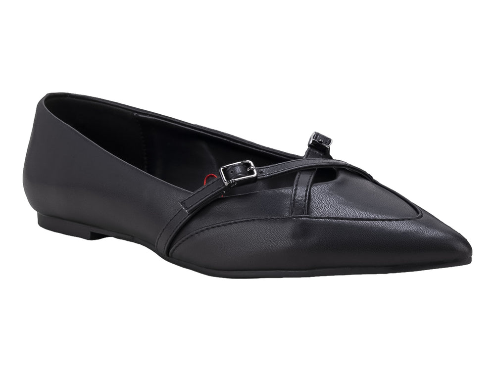 Zapato plano tipo ballerina color negro con detalle de hebilla decorativa en la parte superior.