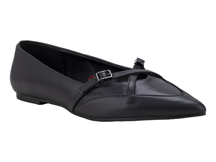 Zapato plano tipo ballerina color negro con detalle de hebilla decorativa en la parte superior.