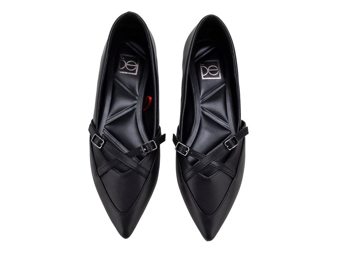 Zapato plano tipo ballerina color negro con detalle de hebilla decorativa en la parte superior.