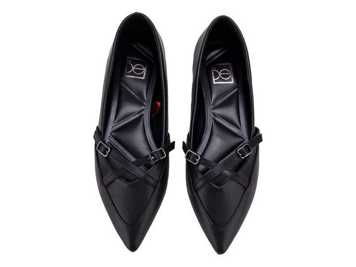 Zapato plano tipo ballerina color negro con detalle de hebilla decorativa en la parte superior.