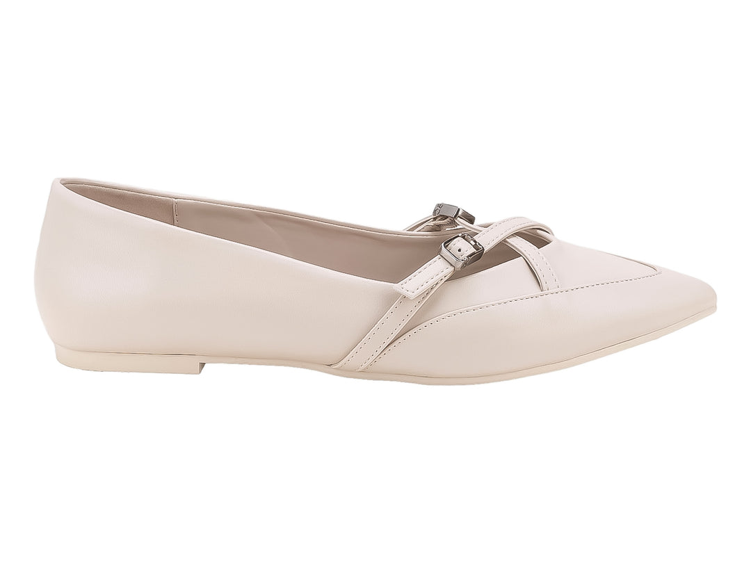 Zapatos planos tipo ballerinas color beige con detalle de hebilla plateada y punta fina.