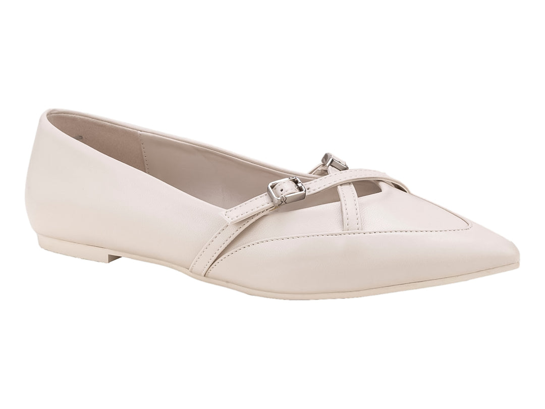 Zapatos planos tipo ballerinas color beige con detalle de hebilla plateada y punta fina.