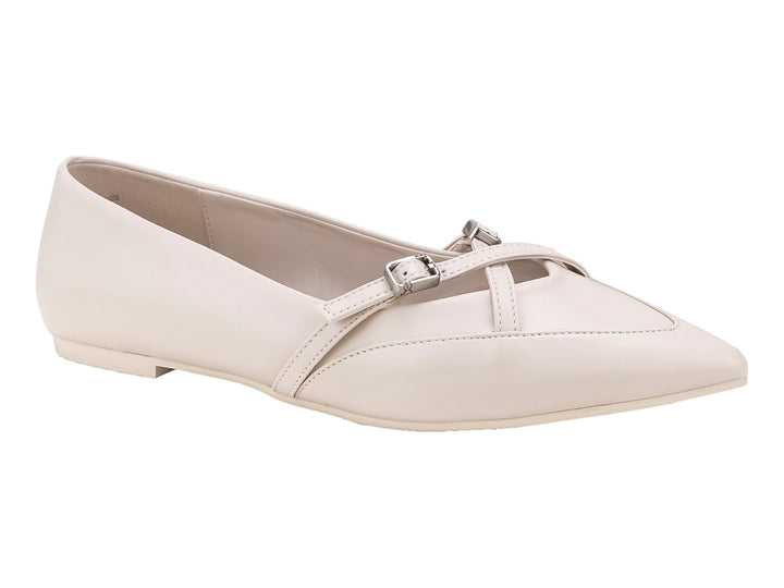 Zapatos planos tipo ballerinas color beige con detalle de hebilla plateada y punta fina.