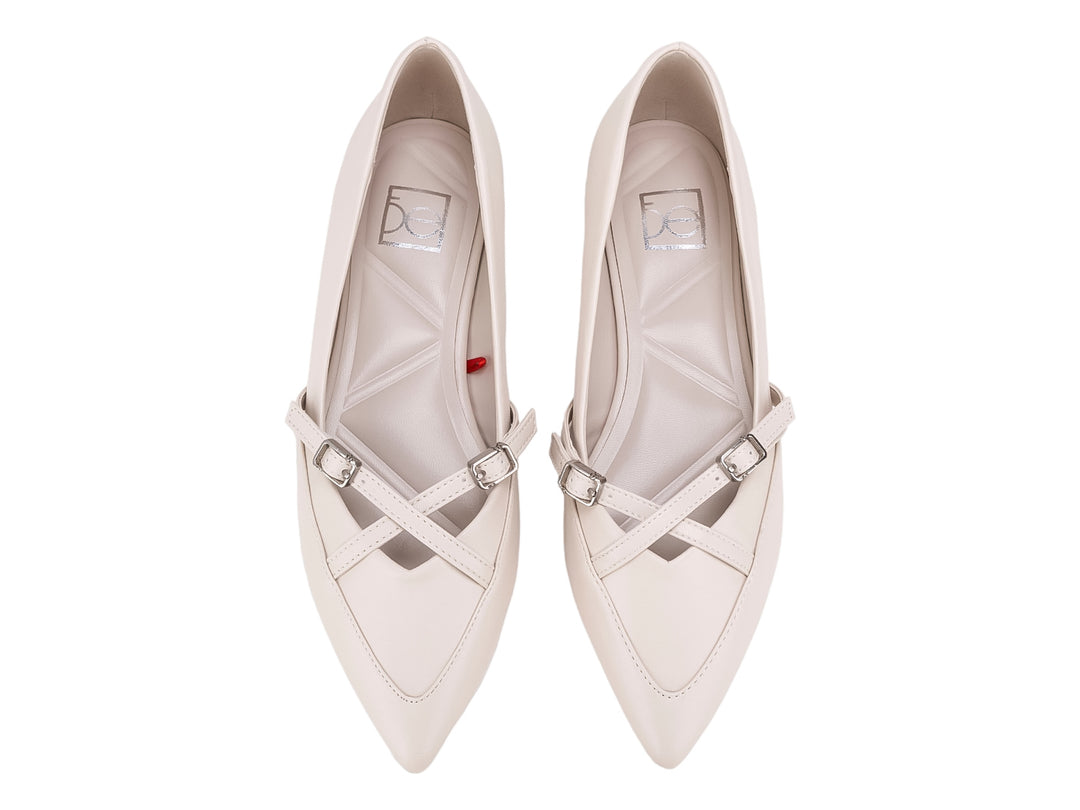 Zapatos planos tipo ballerinas color beige con detalle de hebilla plateada y punta fina.