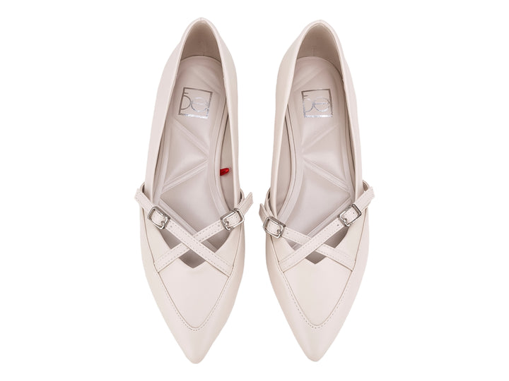 Zapatos planos tipo ballerinas color beige con detalle de hebilla plateada y punta fina.