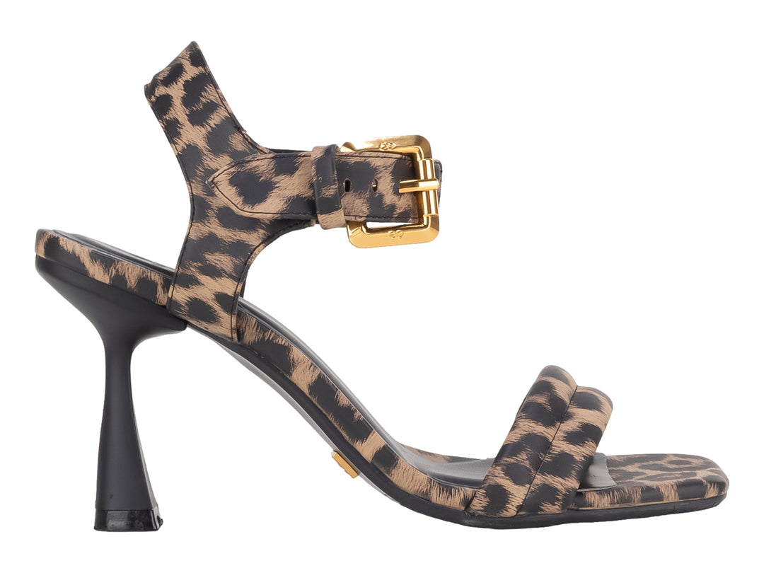 Sandalias de tacón alto con estampado de leopardo en marrón y negro y hebilla dorada.
