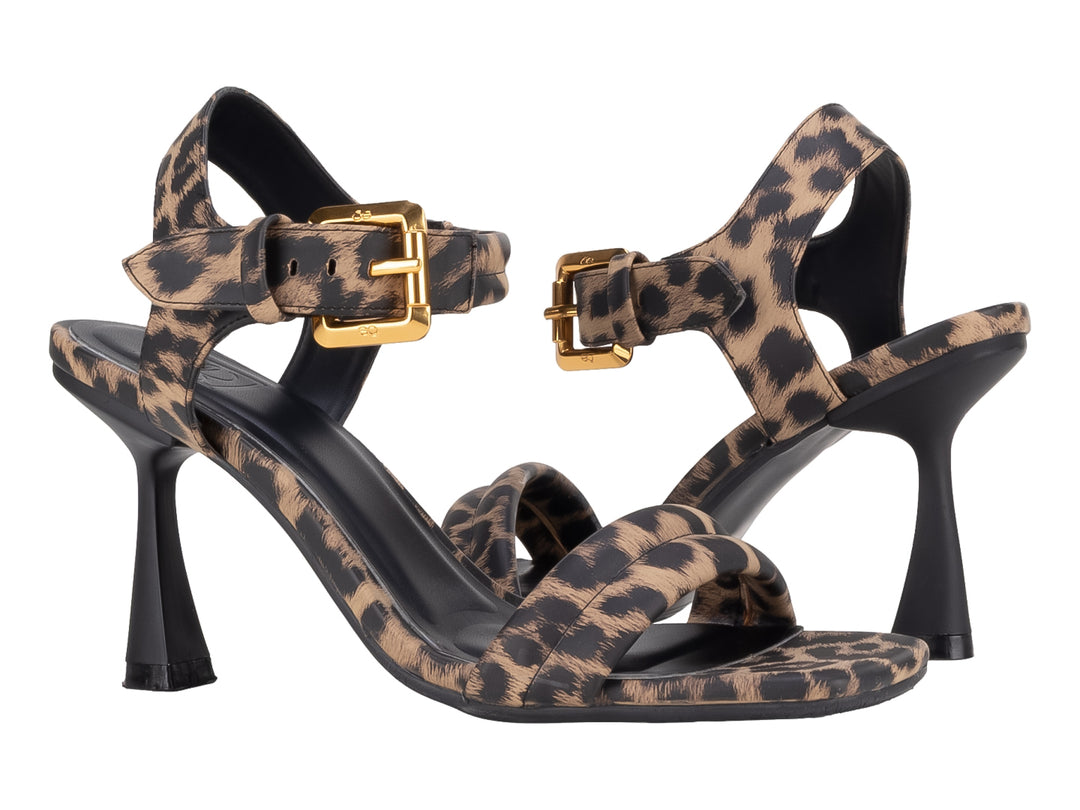 Sandalias de tacón alto con estampado de leopardo en marrón y negro y hebilla dorada.