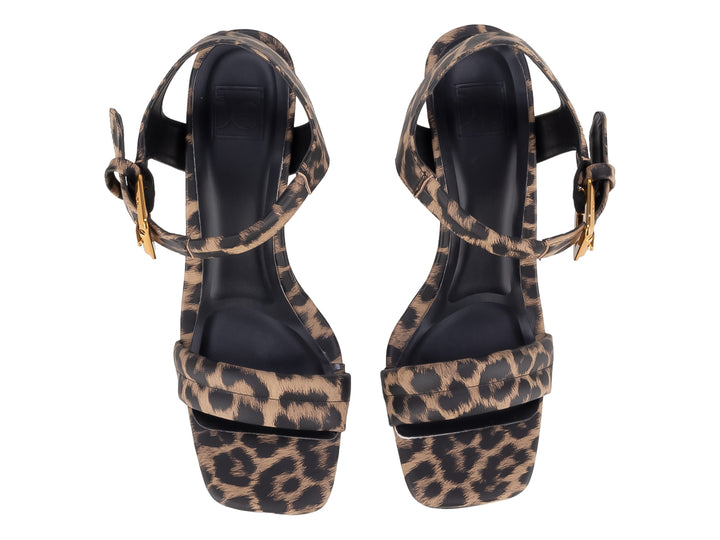 Sandalias de tacón alto con estampado de leopardo en marrón y negro y hebilla dorada.
