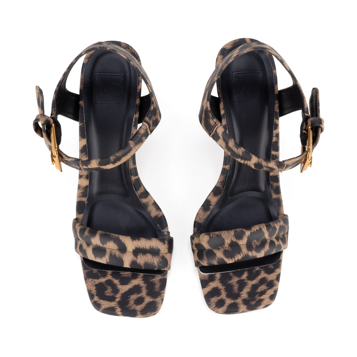 Sandalias de tacón alto con estampado de leopardo en marrón y negro y hebilla dorada.