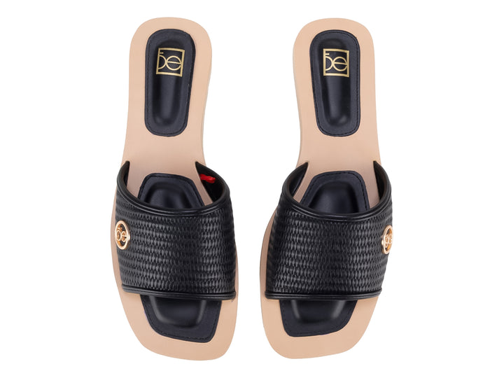 Sandalias negras Cloe con correa de textura tejida y suela color beige.