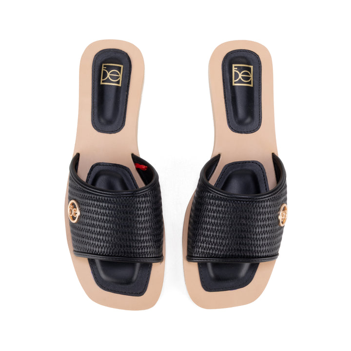 Sandalias negras Cloe con correa de textura tejida y suela color beige.