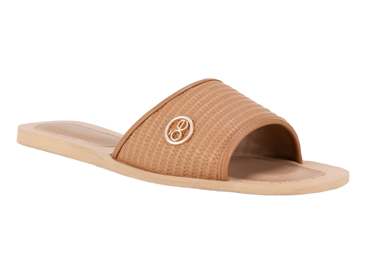 Sandalia Cloe color camel para mujer con correa texturizada y detalle en rojo.