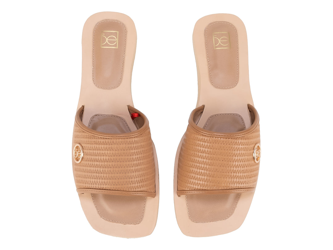 Sandalia Cloe color camel para mujer con correa texturizada y detalle en rojo.