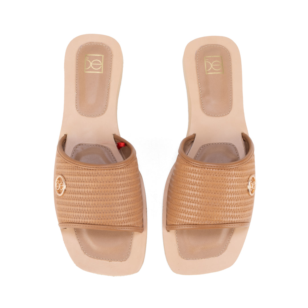 Sandalia Cloe color camel para mujer con correa texturizada y detalle en rojo.