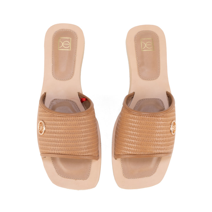 Sandalia Cloe color camel para mujer con correa texturizada y detalle en rojo.