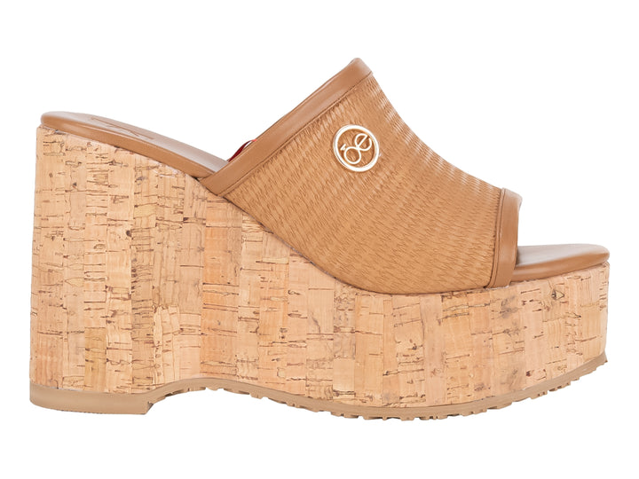 Sandalias de plataforma Cloe color camel con suela de corcho y correa ancha texturizada.