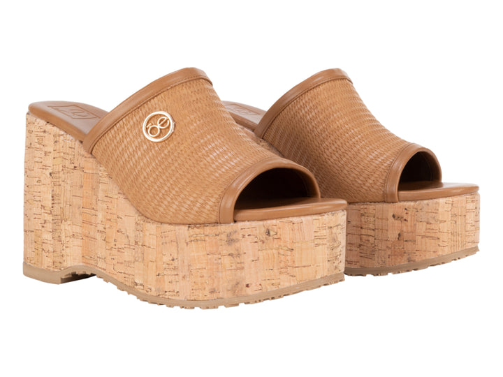 Sandalias de plataforma Cloe color camel con suela de corcho y correa ancha texturizada.