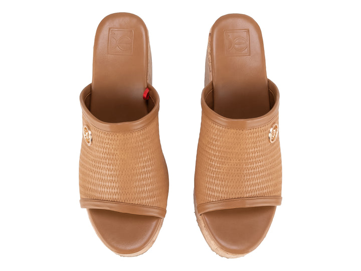 Sandalias de plataforma Cloe color camel con suela de corcho y correa ancha texturizada.