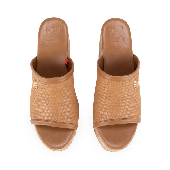 Sandalias de plataforma Cloe color camel con suela de corcho y correa ancha texturizada.