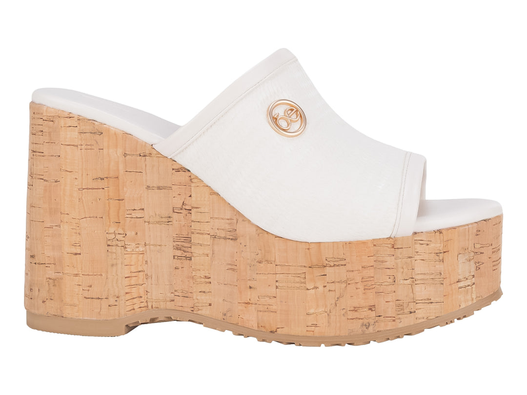 Sandalia de plataforma Cloe color beige con base de corcho y detalle dorado.