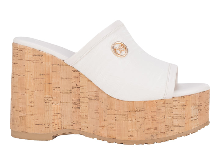 Sandalia de plataforma Cloe color beige con base de corcho y detalle dorado.