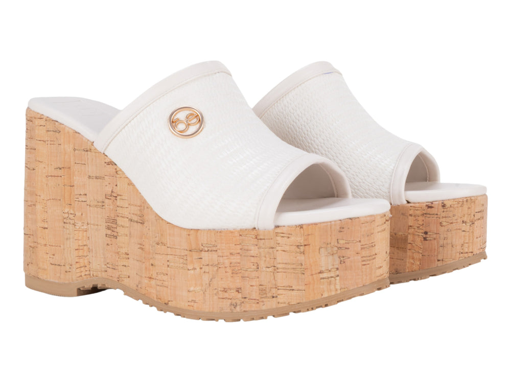 Sandalia de plataforma Cloe color beige con base de corcho y detalle dorado.