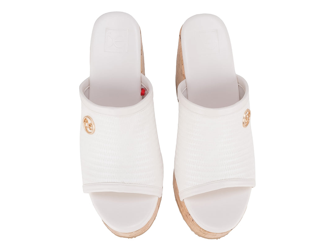 Sandalia de plataforma Cloe color beige con base de corcho y detalle dorado.