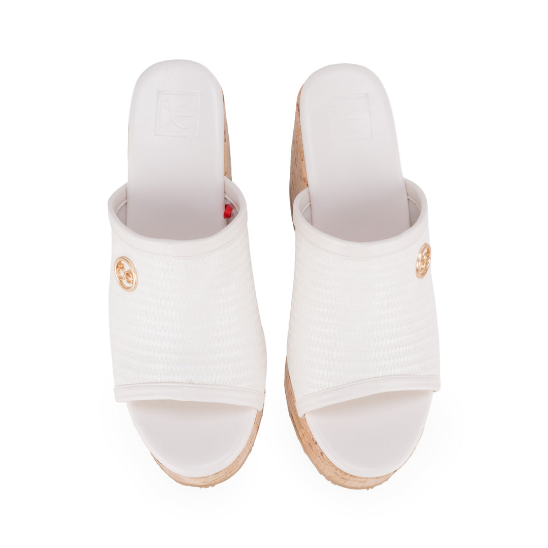 Sandalia de plataforma Cloe color beige con base de corcho y detalle dorado.