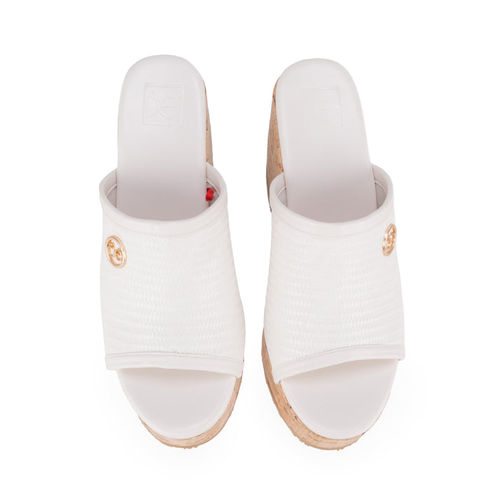 Sandalia de plataforma Cloe color beige con base de corcho y detalle dorado.