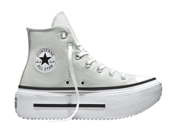 Tenis Converse de bota color gris con suela de plataforma blanca y detalles en negro.