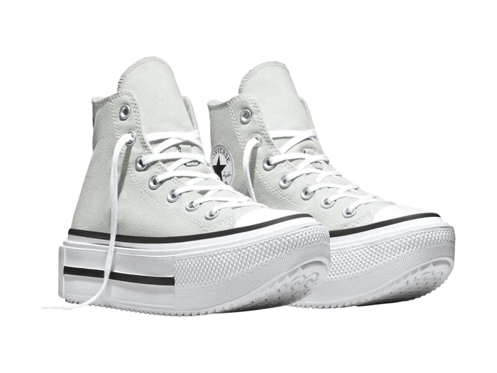 Tenis Converse de bota color gris con suela de plataforma blanca y detalles en negro.