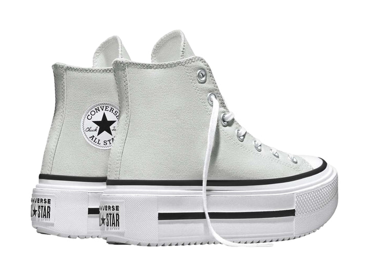 Tenis Converse de bota color gris con suela de plataforma blanca y detalles en negro.