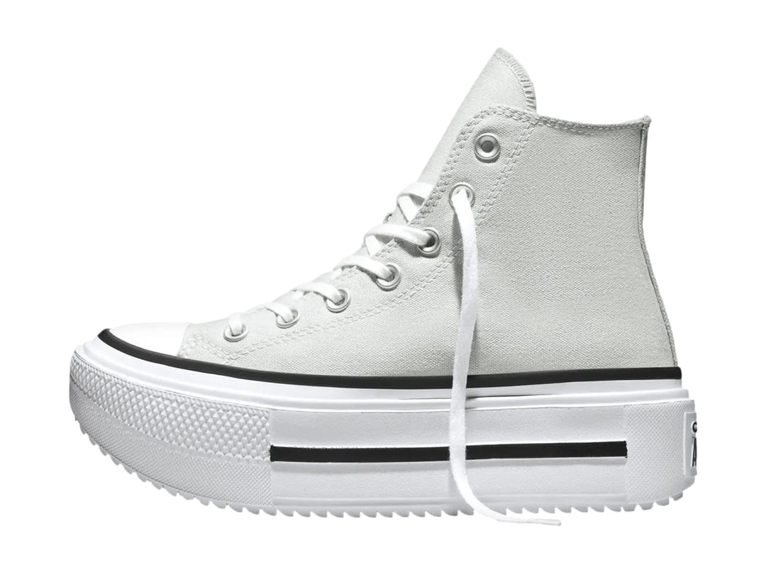 Tenis Converse de bota color gris con suela de plataforma blanca y detalles en negro.
