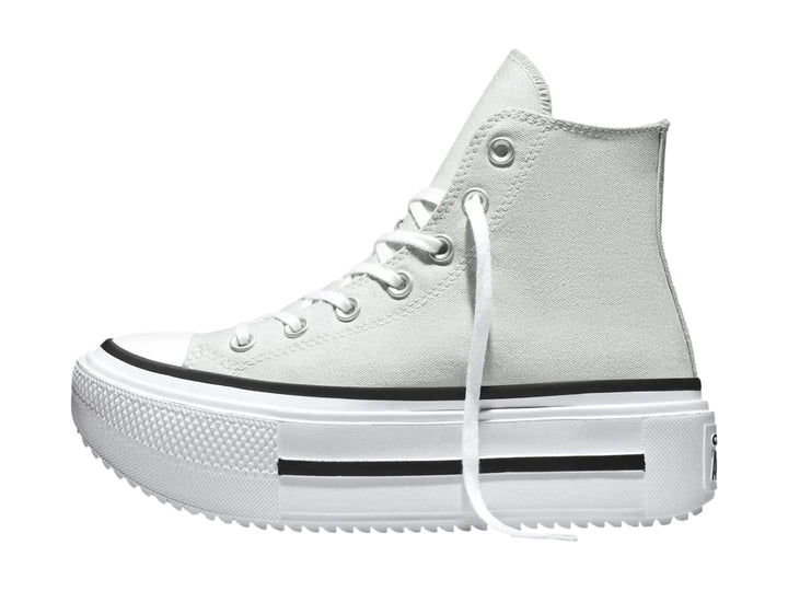 Tenis Converse de bota color gris con suela de plataforma blanca y detalles en negro.