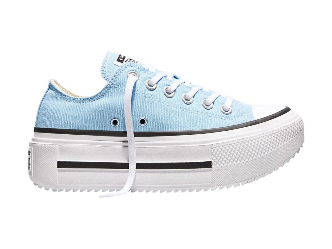 Tenis Converse azul claro con suela de plataforma blanca y detalles en negro.
