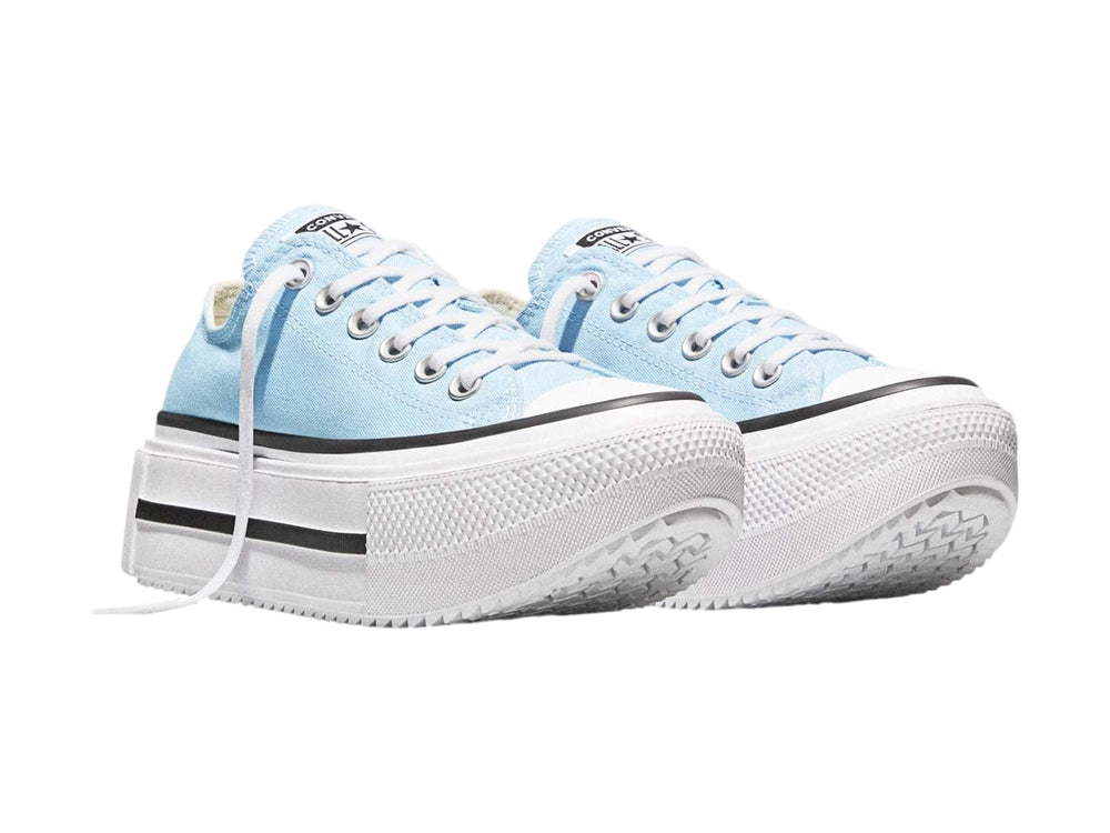 Tenis Converse azul claro con suela de plataforma blanca y detalles en negro.