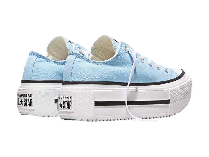 Tenis Converse azul claro con suela de plataforma blanca y detalles en negro.