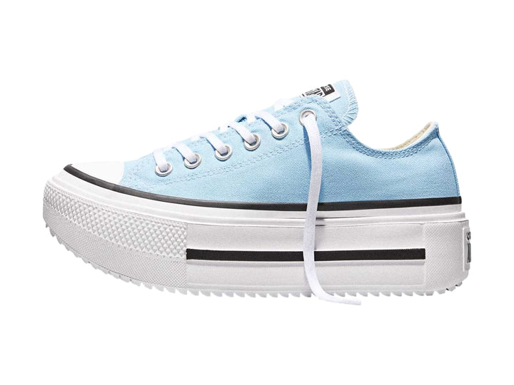 Tenis Converse azul claro con suela de plataforma blanca y detalles en negro.