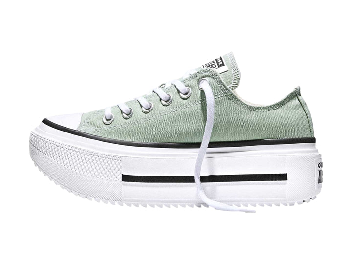 Tenis Converse color verde con suela de plataforma blanca y detalles en negro.
